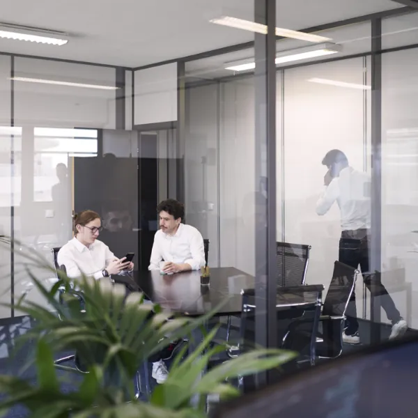 Équipe et locaux de l'agence Kosmos